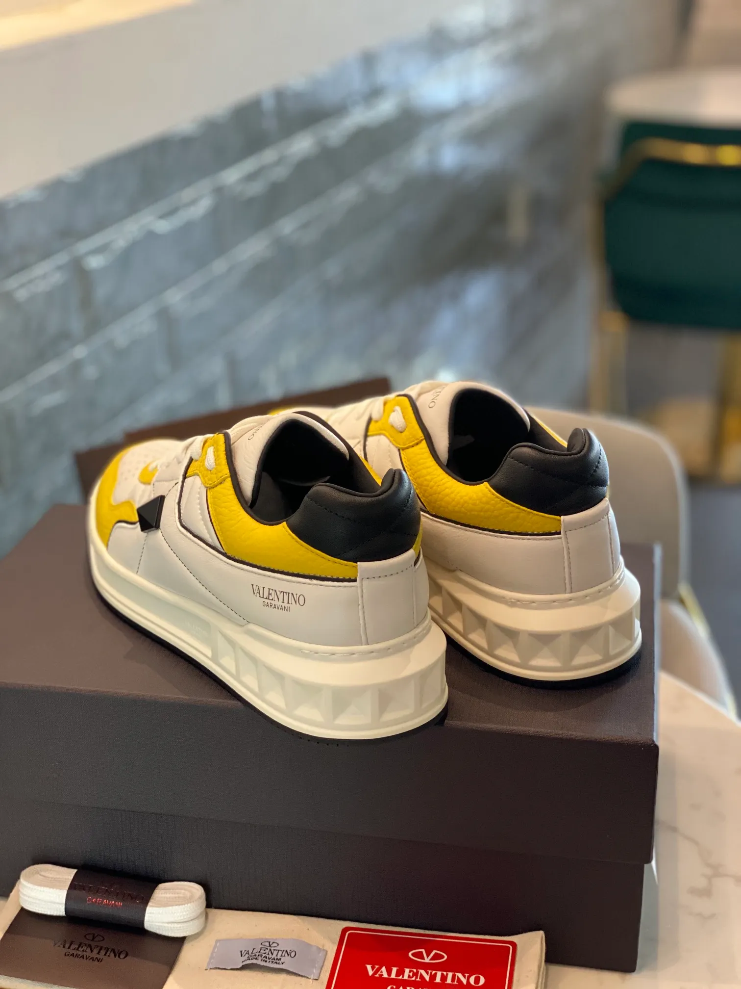 👟👟Ex-factory price 780👟👟 Valentino ONE STUD calfskin lace-up sneakers. Soft suede low-top sneakers, classic and versatile, couple's sneakers, special goods, worth buying! A pair of simple shoes with unique details will save you from the difficulty of dressing. OneStud sneakers, with quilted plaid and oversized rivets, create an eye-catching punk style and get rid of the heavy feeling of this season's clothing. U👟👟Ex-factory price raise calfskin derby shoes, with exquisite leather construction and simple silhouette, smooth lines set the tone of coolness, they are a versatile item in the wardrobe. There are more Valentino boutique shoes waiting for you to unlock! It’s time to get the shoes you’ve been coveting for a long time! Officially on sale 7,+++ - Seven straps, decorated with metallic rubber effect. Decoration on the back and tongue. Size 35-44.